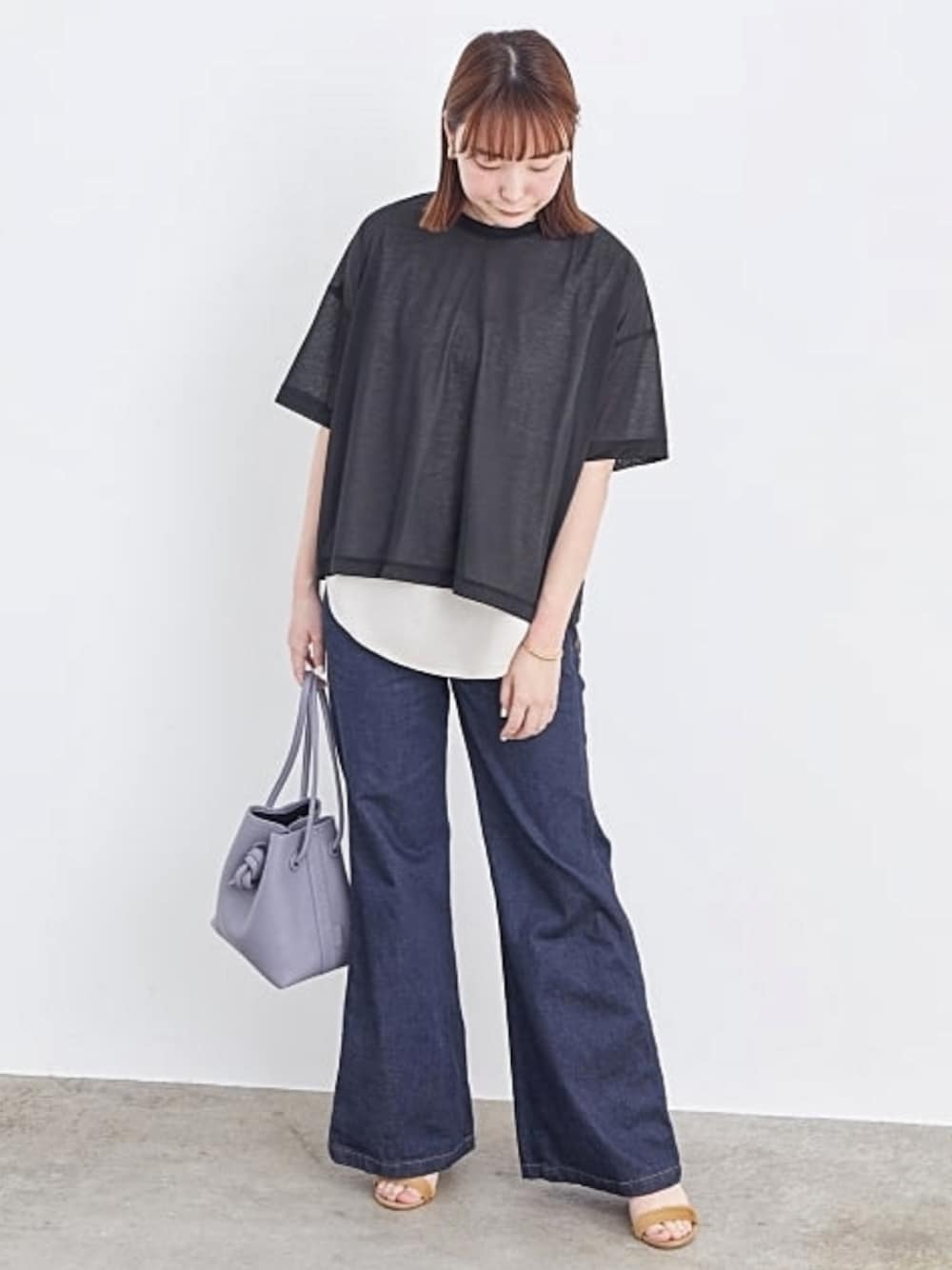 ブラック系のTシャツ/カットソー、ブルー系のデニムパンツ、ホワイト系のタンクトップを着用したレディースの春コーディネートの1枚目の写真