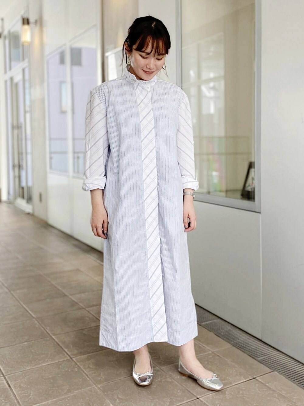 ブルー系のワンピース/ドレス、シルバー系のシューズを着用したレディースの春コーディネートの1枚目の写真