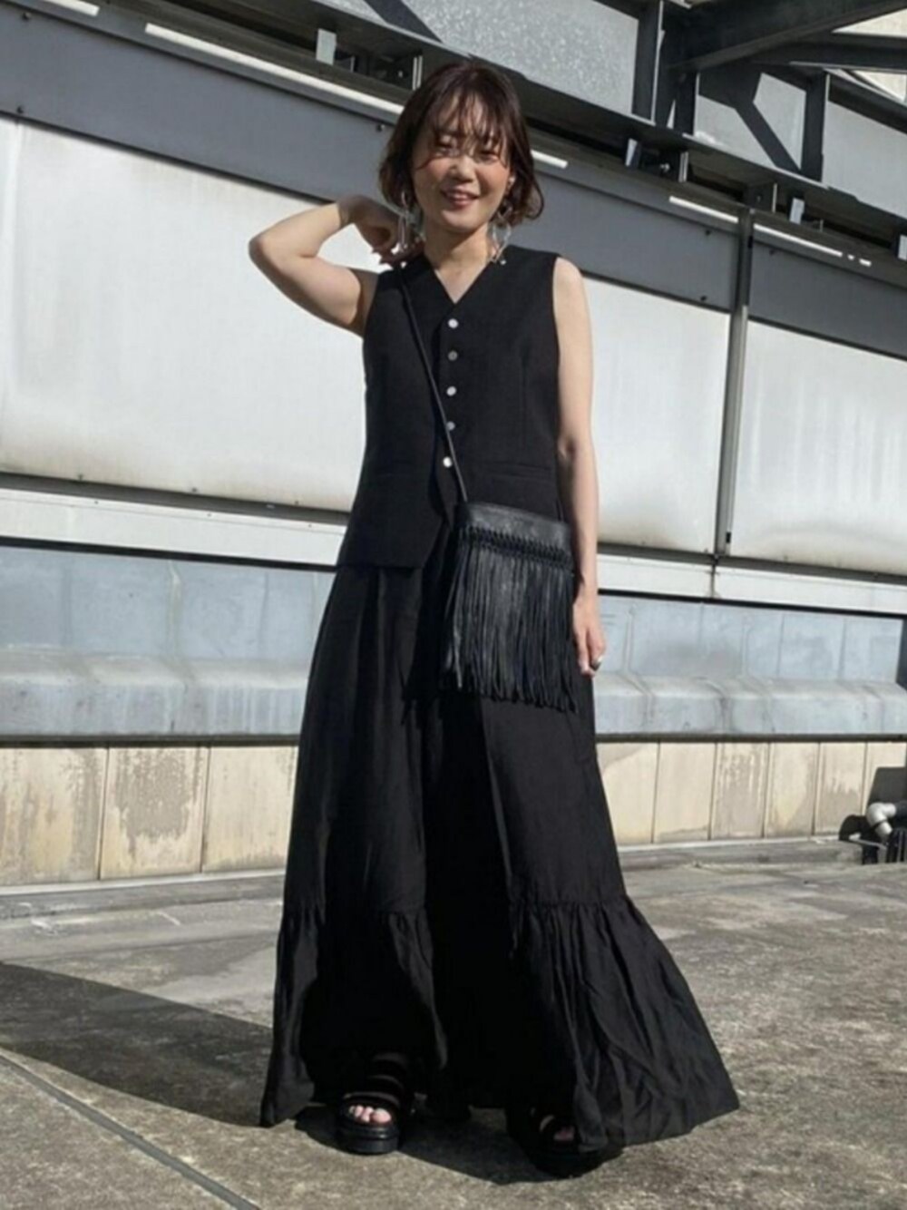 「アダムエロペ(ADAM ET ROPE')、Adam et Rope'、ブラック、ブラックコーデ、ワントーンコーデ、ワントーン、ドクターマーチン、Dr.Martens、ショルダーバッグ、夏コーデ」｜「ADAM ET ROPE'のツイルブラウスベスト（ベスト、ブラック系）」を使った、ADAM ET ROPE' STAFFさん（レディース・153cm）の春コーディネートの1枚目の写真