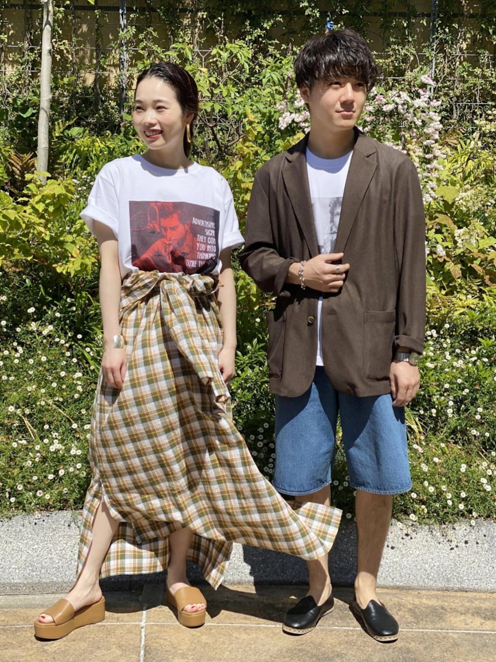 イエロー系のワンピース/ドレス、ホワイト系のTシャツ/カットソー、ホワイト系のTシャツ/カットソーを着用したレディースの春コーディネートの1枚目の写真