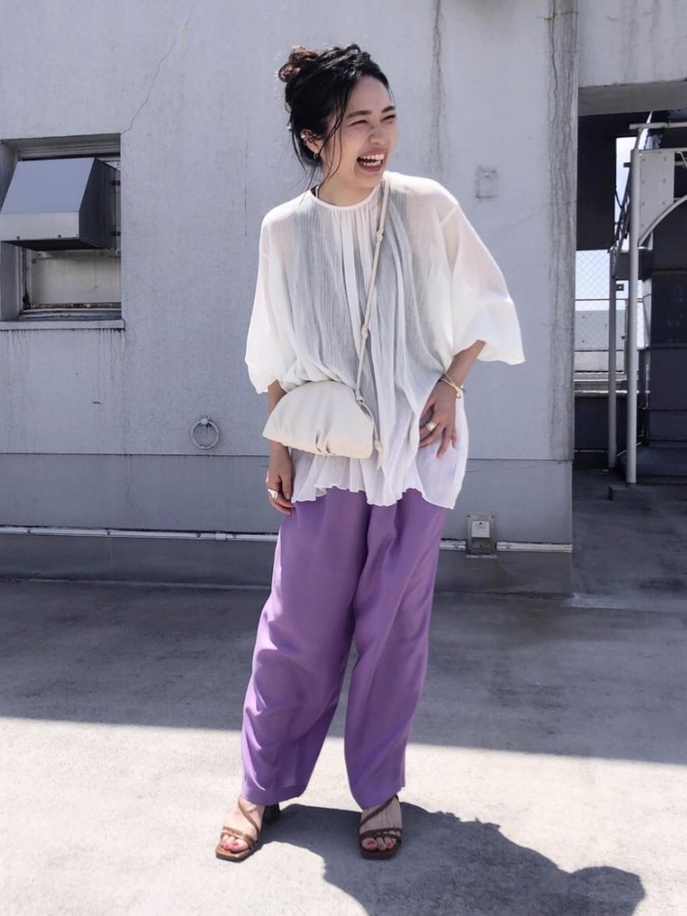 「アダムエロペ(ADAM ET ROPE')、Adam et Rope'、ブラウス、カラーパンツ、ワイドパンツ、透け感、透けトップス、シアー、シアートップス、バックリボン」｜「ADAM ET ROPE'の楊柳バックリボンブラウス（シャツ/ブラウス、ホワイト系）」を使った、ADAM ET ROPE' STAFFさん（レディース・158cm）の夏コーディネートの1枚目の写真