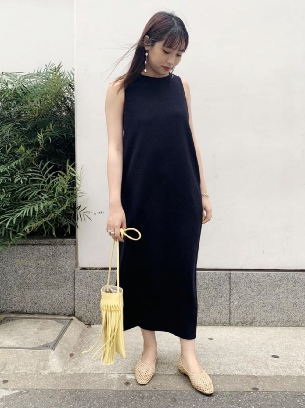 「アダムエロペ(ADAM ET ROPE')、Adam et Rope'、ワンピース、ロングワンピース、ノースリーブ、ノースリーブワンピース、夏コーデ、夏、ショルダーバッグ、フラットシューズ」｜「NOMADISの【NOMADIS】Leather Fringe Bag (DANCE）（品番：EUX30240）（バッグ、イエロー系）」を使った、ADAM ET ROPE' STAFFさん（レディース・161cm）の夏コーディネートの1枚目の写真