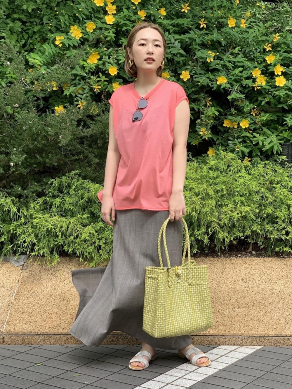「ピンク、Tシャツ、ロングスカート、サンダル、アダムエロペ(ADAM ET ROPE')、Adam et Rope'、かごバッグ、夏コーデ、フラットサンダル、フレンチスリーブ」｜「ADAM ET ROPE'のNIKKEキューバビーチスカート（スカート、ブラウン系）」を使った、ADAM ET ROPE' STAFFさん（レディース・163cm）の夏コーディネートの1枚目の写真