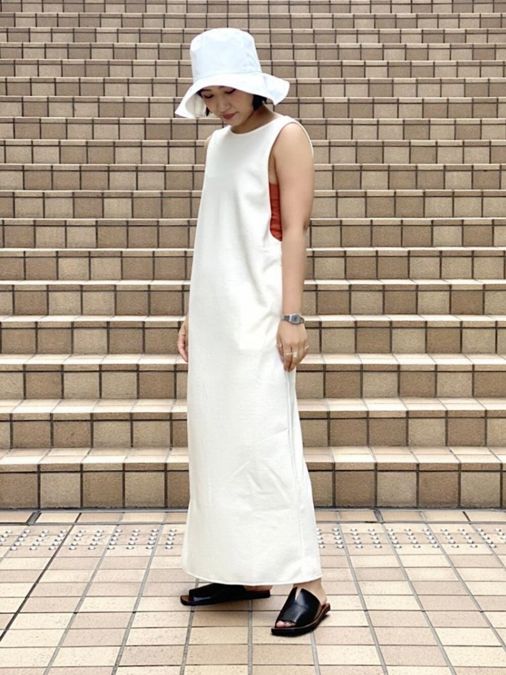 「ワンピース、アダムエロペ(ADAM ET ROPE')、リラックススタイル、ロングワンピース、Adam et Rope'、夏コーデ、バケットハット、ノースリーブ、ワンピーススタイル、ゆるコーデ」｜「ADAM ET ROPE'のイージーブラカップつきキャミソール（キャミソール、オレンジ系）」を使った、ADAM ET ROPE' STAFFさん（レディース・152cm）の夏コーディネートの1枚目の写真