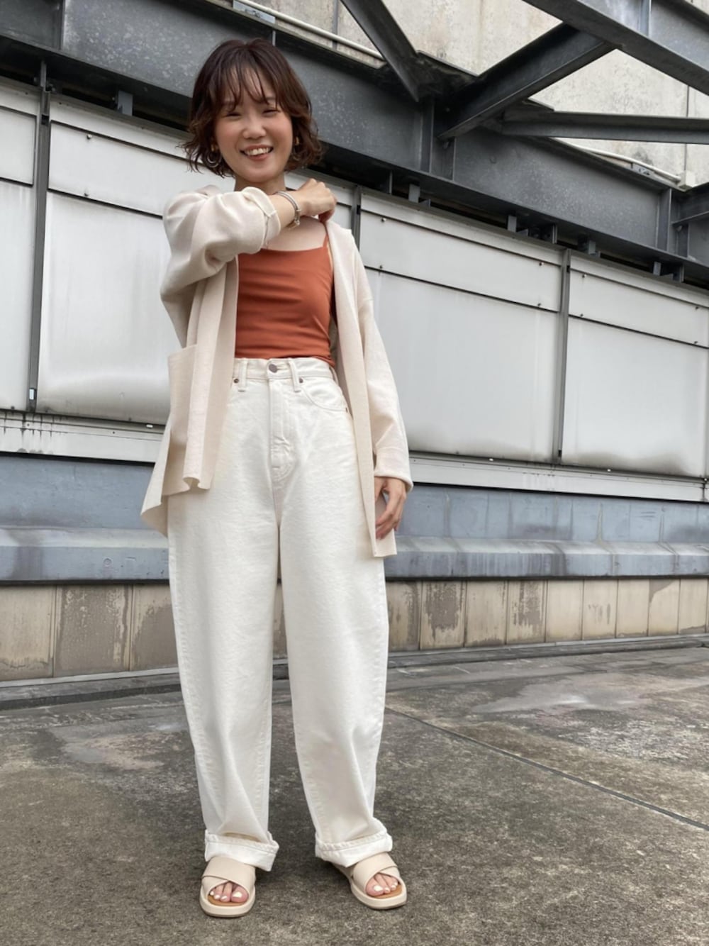 「ジャケット、白デニム、ホワイトデニム、サンダル、白パンツ、ホワイトパンツ、アダムエロペ(ADAM ET ROPE')、Adam et Rope'、ジャケットスタイル、ニットジャケット」｜「ADAM ET ROPE'のイージーブラカップつきキャミソール（キャミソール、オレンジ系）」を使った、ADAM ET ROPE' STAFFさん（レディース・153cm）の夏コーディネートの1枚目の写真