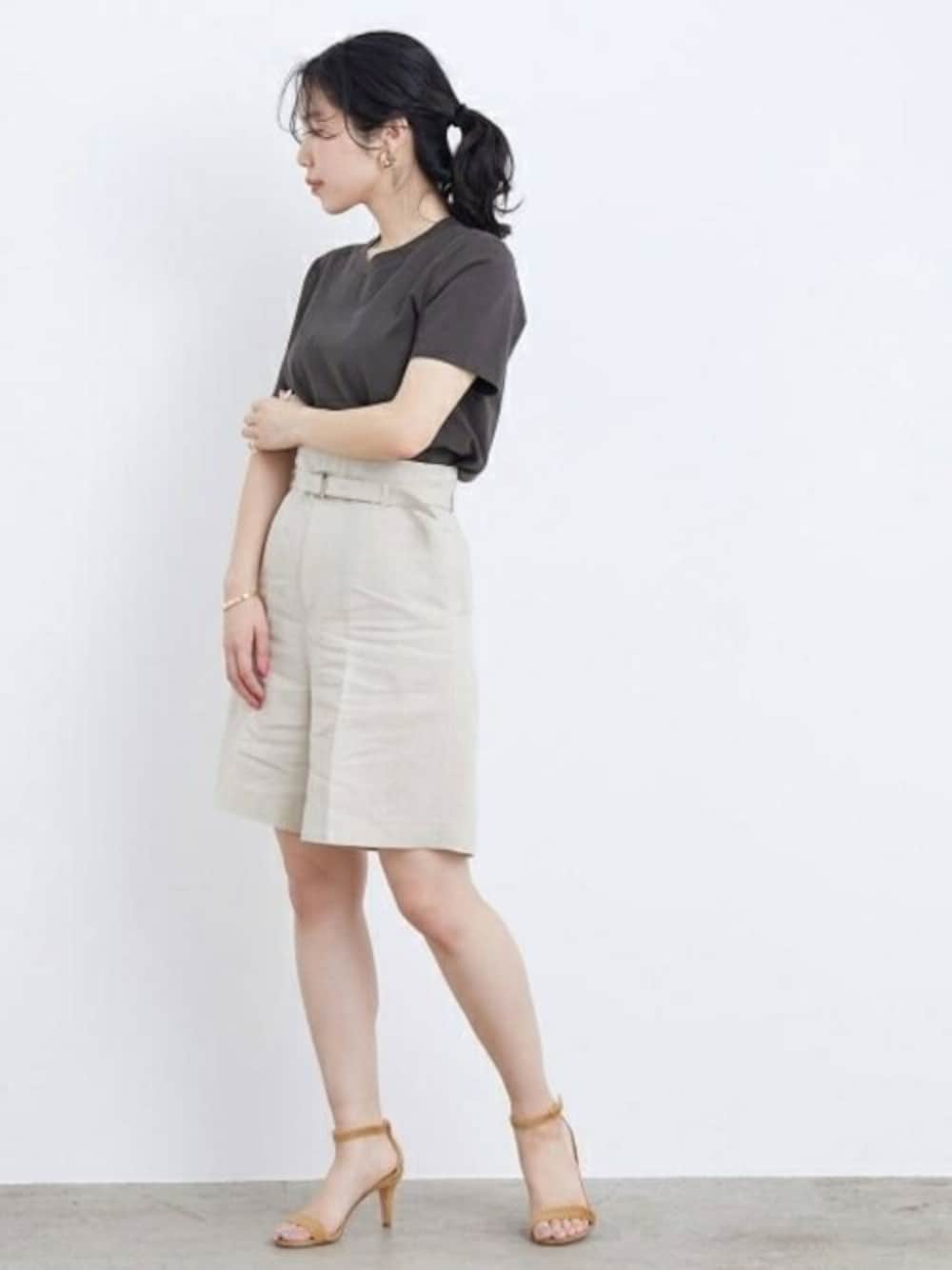 「Tシャツ、別注、大人カジュアル、ハーフパンツ、アダムエロペ(ADAM ET ROPE')、Adam et Rope'、バトナー、BATONER、パックTシャツ、パックT」｜「BATONERの【BATONER for ADAM ET ROPE'】色別注PACK T-SHIRT(Tシャツ)（Tシャツ/カットソー、グレー系）」を使った、ADAM ET ROPE' STAFFさん（レディース・162cm）の夏コーディネートの1枚目の写真