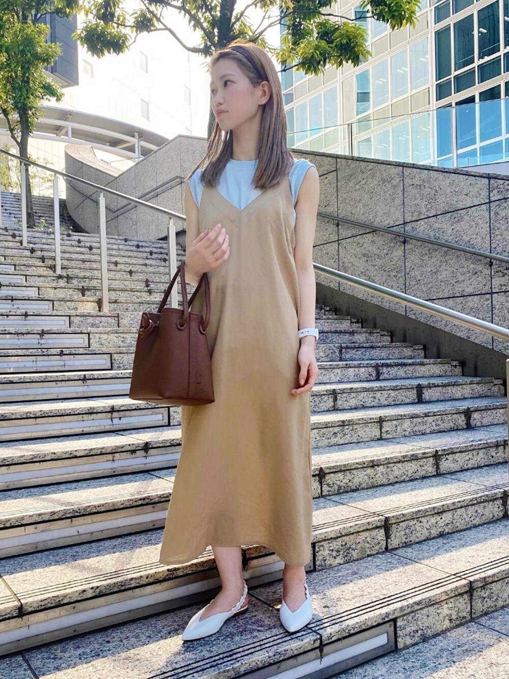 「ワンピース、別注、きれいめカジュアル、アダムエロペ(ADAM ET ROPE')、Adam et Rope'、ノースリーブ、キャミワンピ、Hanes、ヘインズ、オトナ女子」｜「ADAM ET ROPE'のバックギャザーツイルワンピース（ワンピース、ベージュ系）」を使った、ADAM ET ROPE' STAFFさん（レディース・154cm）の夏コーディネートの1枚目の写真