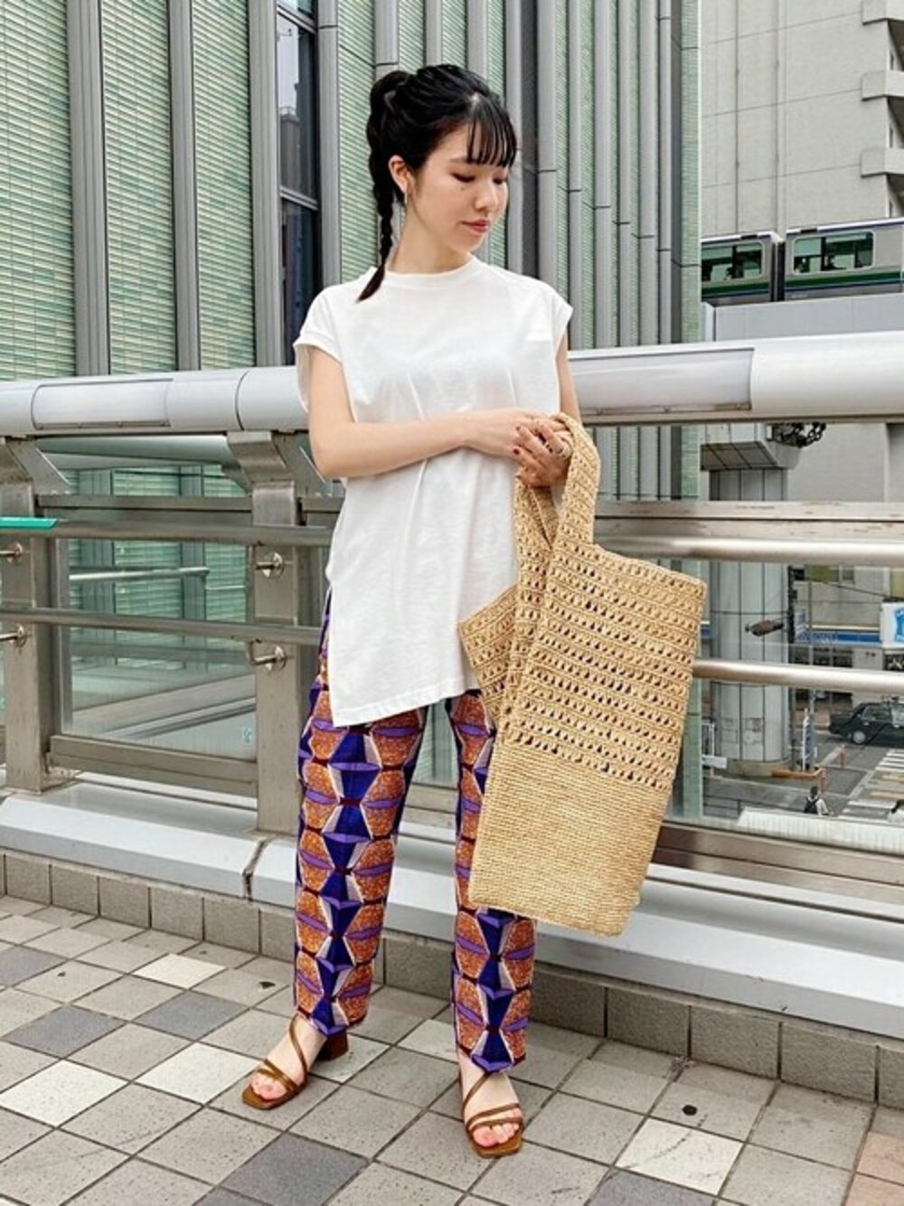 パープル系のその他パンツ、ホワイト系のタンクトップ、イエロー系のサンダルを着用したレディースの夏コーディネートの1枚目の写真