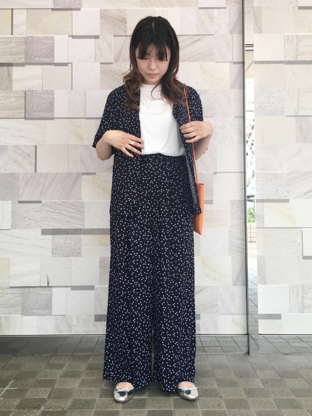 「セットアップ、シャツ、ワイドパンツ、アダムエロペ(ADAM ET ROPE')、Adam et Rope'、小花柄、ゆるパンツ、シャツスタイル、セットアップスタイル、ゆるコーデ」｜「ADAM ET ROPE'のイージレーシャツジャケット（シャツ/ブラウス、ブルー系）」を使った、ADAM ET ROPE' STAFFさん（レディース・160cm）の夏コーディネートの1枚目の写真