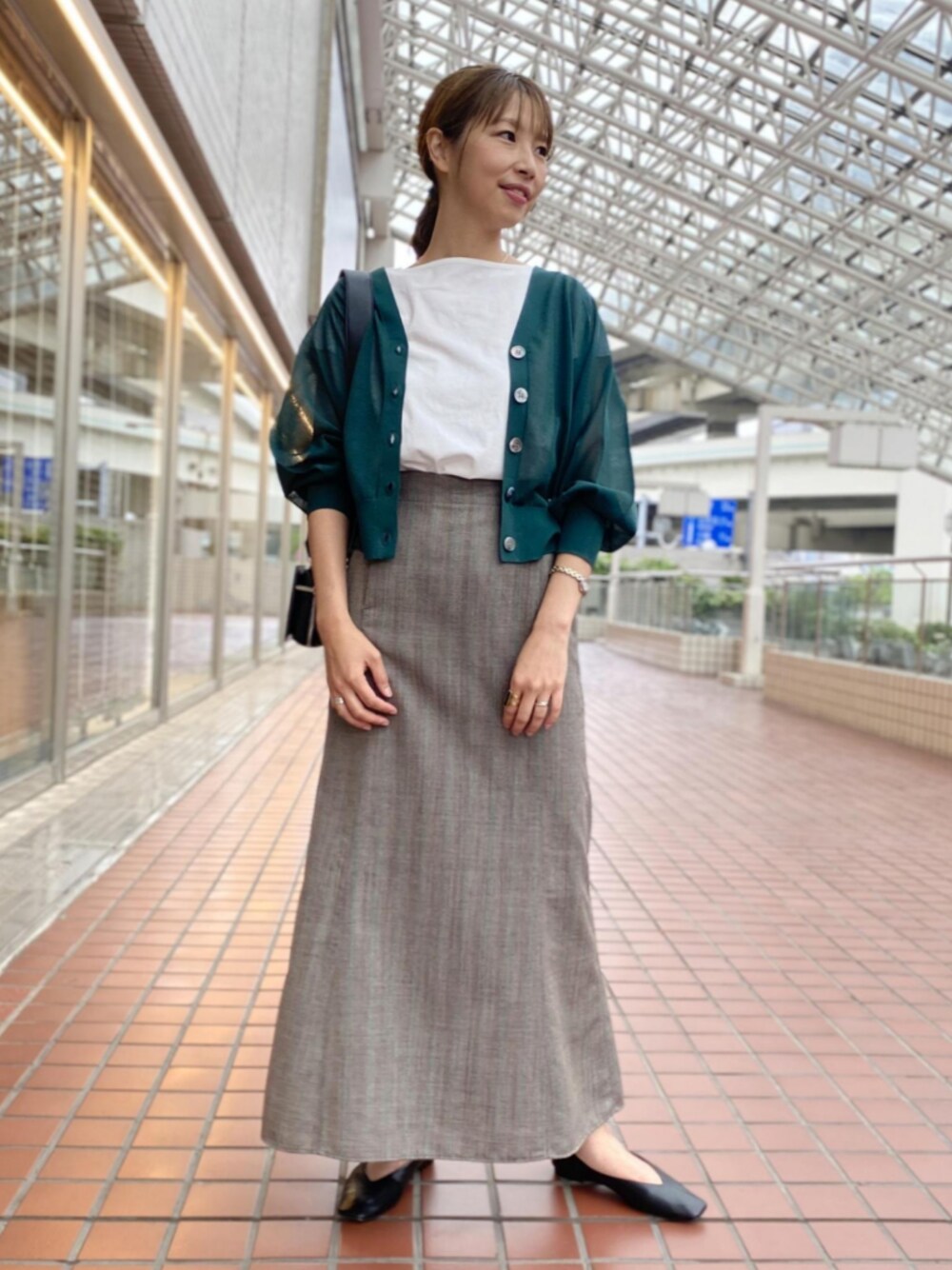 「カーディガン、ショルダーバッグ、ロングスカート、アダムエロペ(ADAM ET ROPE')、Adam et Rope'、透け感、サマーニット、シアー、透けトップス、シアートップス」｜「ADAM ET ROPE'のシルクポリエステルボタンカーディガン（カーディガン/ボレロ、グリーン系）」を使った、ADAM ET ROPE' STAFFさん（レディース・164cm）の夏コーディネートの1枚目の写真