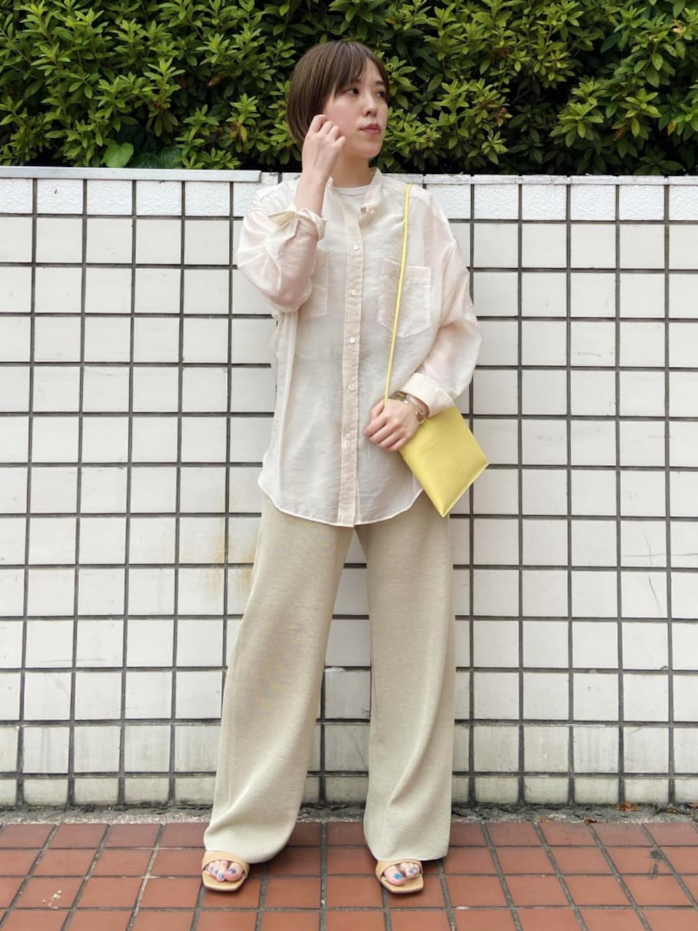 「ワントーンコーデ、ニットパンツ、アダムエロペ(ADAM ET ROPE')、Adam et Rope'、透け感、シアーシャツ、シアー、バンドカラー、バンドカラーシャツ、シアートップス」｜「ADAM ET ROPE'のバンドカラーシアーシャツ（シャツ/ブラウス、ホワイト系）」を使った、ADAM ET ROPE' STAFFさん（レディース・160cm）の夏コーディネートの1枚目の写真
