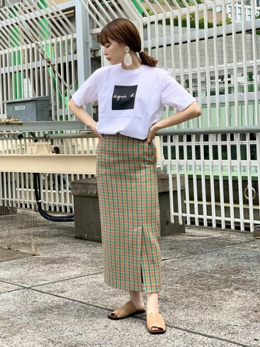「タイトスカート、ロゴT、チェックスカート、ボックスロゴ、アダムエロペ(ADAM ET ROPE')、Adam et Rope'、ロゴTシャツ、アニエスベー、agnes b.、アニエスベー(agnes b.)」｜「agnes b.の【agnes b. pour ADAM ET ROPE'】T-SHIRTS SERIGRAPHIE（Tシャツ/カットソー、ホワイト系）」を使った、ADAM ET ROPE' STAFFさん（レディース・158cm）の夏コーディネートの1枚目の写真