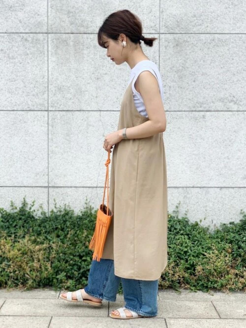 「デニム、レイヤードスタイル、デニムパンツ、アダムエロペ(ADAM ET ROPE')、Adam et Rope'、夏コーデ、ノースリーブ、キャミワンピ、Hanes、キャミワンピース」｜「ADAM ET ROPE'のバックギャザーツイルワンピース（ワンピース、ベージュ系）」を使った、ADAM ET ROPE' STAFFさん（レディース・163cm）の夏コーディネートの1枚目の写真