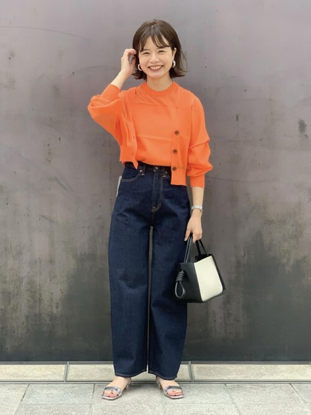 「オレンジ、アダムエロペ(ADAM ET ROPE')、Adam et Rope'、透け感、サマーニット、アンサンブル、シアー、透けトップス、ワイドデニム、シアートップス」｜「ADAM ET ROPE'のシアーワイドショートカーディガン（カーディガン/ボレロ、オレンジ系）」を使った、ADAM ET ROPE' STAFFさん（レディース・163cm）の夏コーディネートの1枚目の写真
