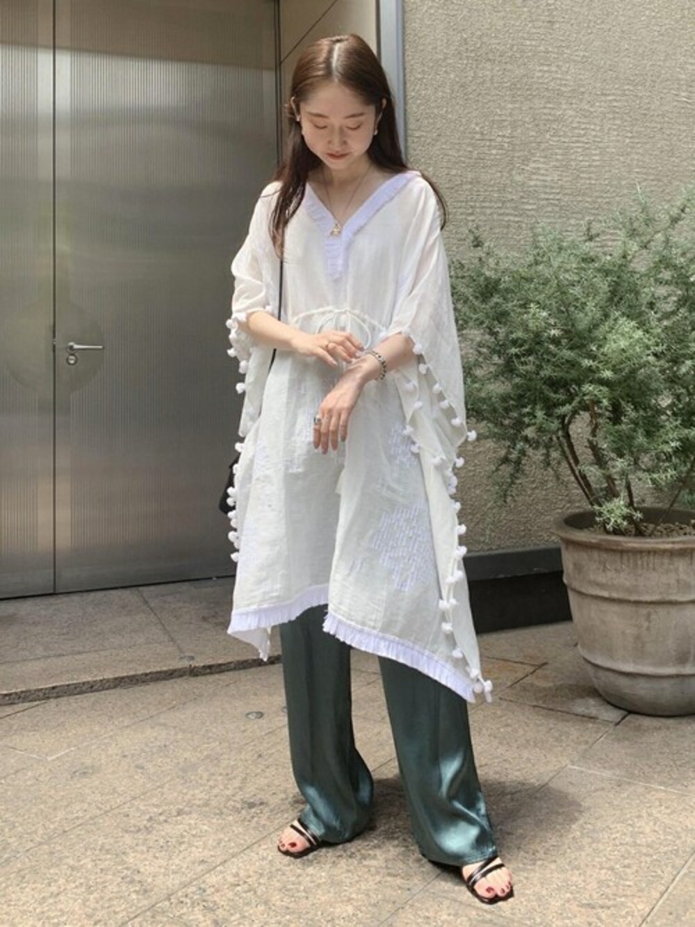 「ADAM ET ROPE'の【BENARAS by CITRUS】 Cmodified Shorter w/ponpon（ワンピース、ホワイト系）」を使った、ADAM ET ROPE' STAFFさん（レディース・157cm）の夏コーディネートの1枚目の写真