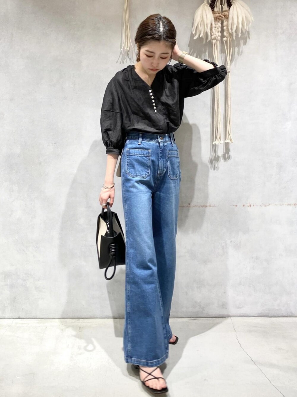 「デニム、ブラウス、Big John、アダムエロペ(ADAM ET ROPE')、フレアパンツ、Adam et Rope'、ビッグジョン、フレアデニム、袖ボリューム、ボリューム袖」｜「ADAM ET ROPE'のバルーンショートスリーブブラウス（シャツ/ブラウス、ブラック系）」を使った、ADAM ET ROPE' STAFFさん（レディース・157cm）の夏コーディネートの1枚目の写真