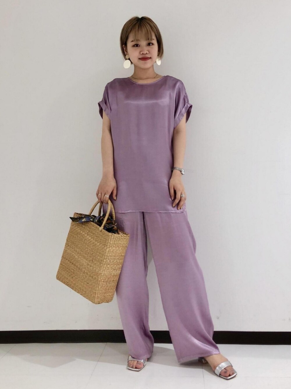 パープル系のシャツ/ブラウス、グリーン系のかごバッグ、パープル系のその他パンツを着用したレディースの夏コーディネートの1枚目の写真