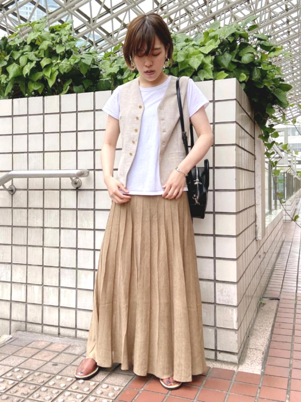 「ベスト、レイヤードスタイル、マキシスカート、ロングスカート、ニットスカート、アダムエロペ(ADAM ET ROPE')、Adam et Rope'、Hanes、ヘインズ、パックTシャツ」｜「ADAM ET ROPE'のミニボストンバッグ（ハンドバッグ、ブラック系）」を使った、ADAM ET ROPE' STAFFさん（レディース・160cm）の夏コーディネートの1枚目の写真
