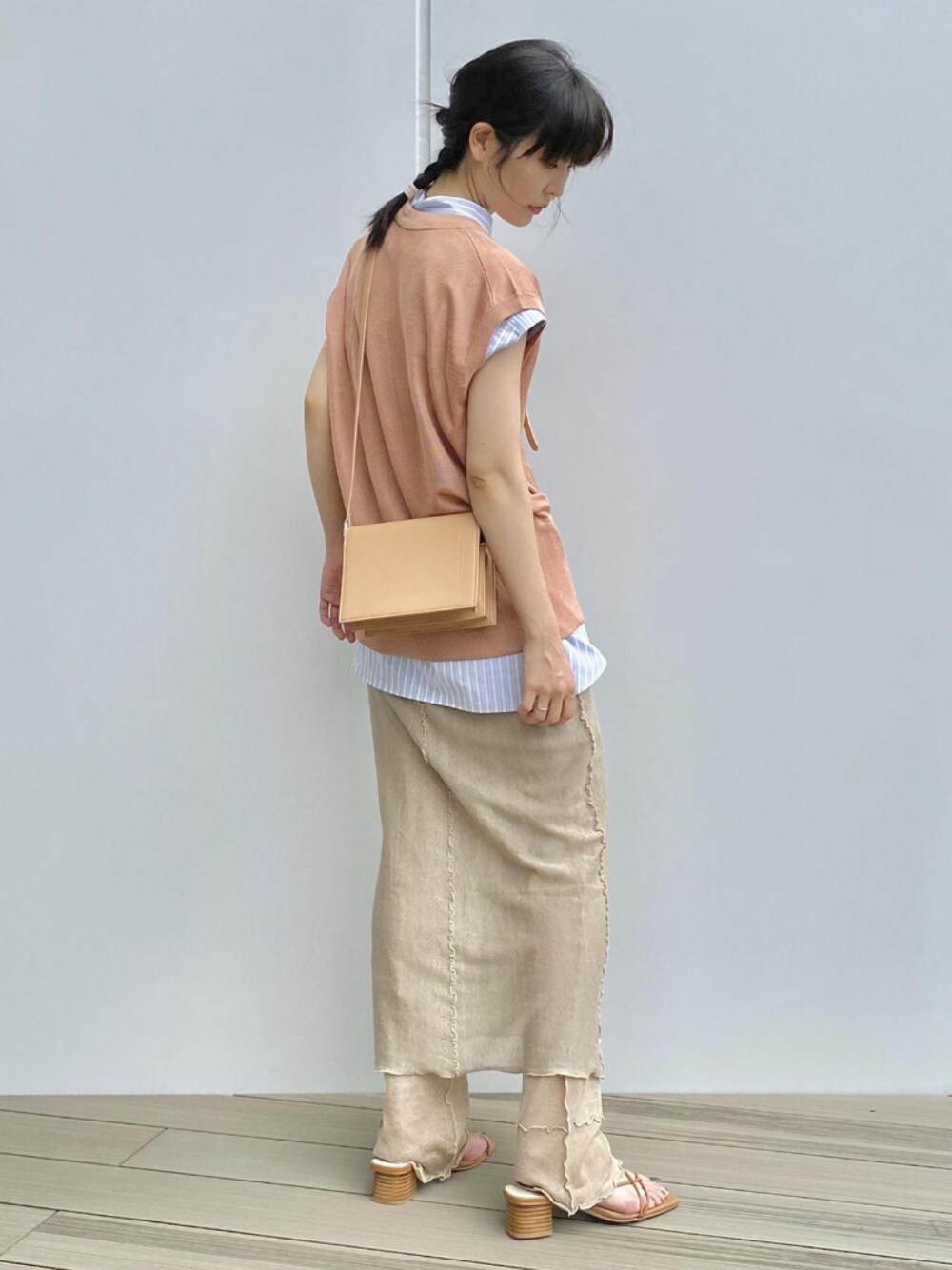 ピンク系のTシャツ/カットソー、オレンジ系のショルダーバッグ、ベージュ系のスカートを着用したレディースの夏コーディネートの1枚目の写真