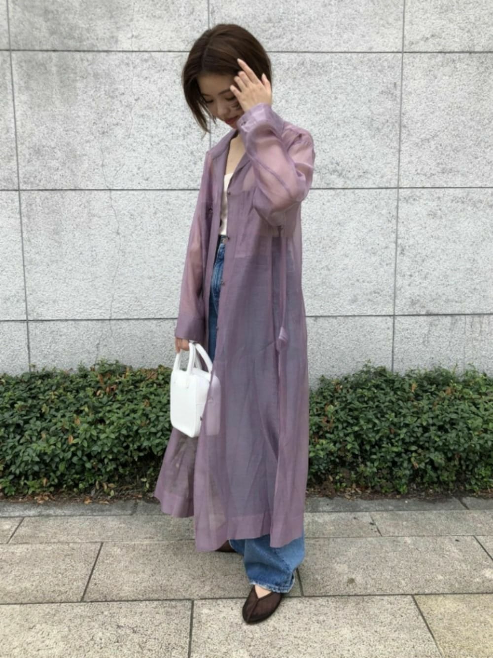 「ワンピース、ロングシャツ、レイヤードスタイル、シャツワンピ、アダムエロペ(ADAM ET ROPE')、Adam et Rope'、透け感、シアーシャツ、シアー、シアーシャツワンピース」｜「ADAM ET ROPE'のオーガンジーロングシャツワンピース（ワンピース、パープル系）」を使った、ADAM ET ROPE' STAFFさん（レディース・156cm）の夏コーディネートの1枚目の写真