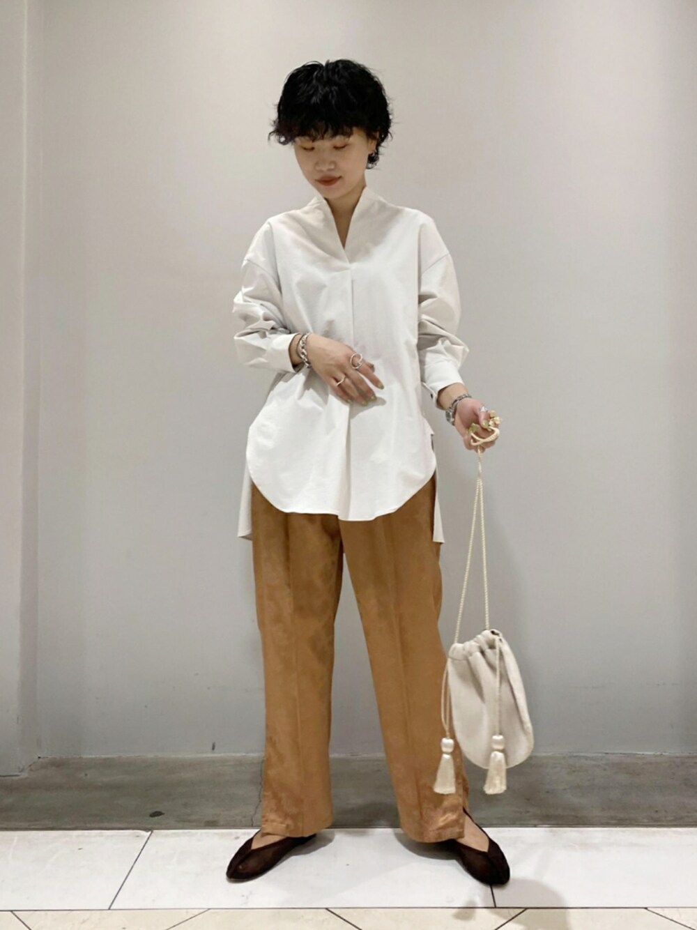 「ビッグシルエット、シャツ、オーバーサイズ、サテンパンツ、アダムエロペ(ADAM ET ROPE')、Adam et Rope'、シャツスタイル、ビッグシャツ、チャイナシューズ、オーバーシャツ」｜「ADAM ET ROPE'のバックイージーサテンパンツ（その他パンツ、ブラウン系）」を使った、ADAM ET ROPE' STAFFさん（レディース・160cm）の夏コーディネートの1枚目の写真