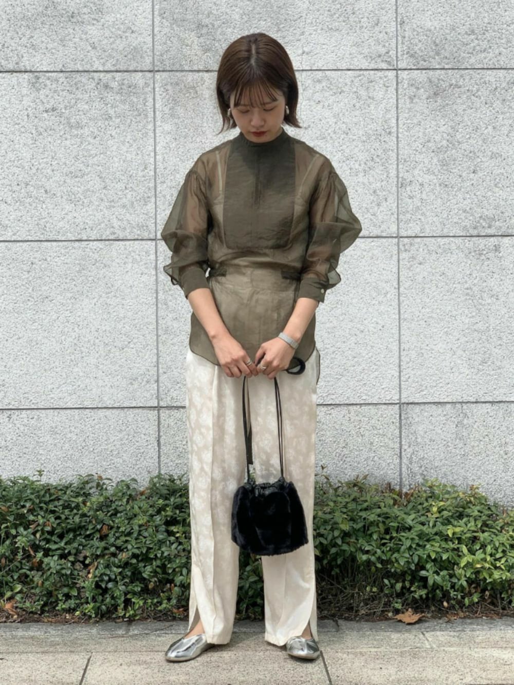 「柄パンツ、PHEENY、ペイズリー、ファーバッグ、アダムエロペ(ADAM ET ROPE')、ファー小物、Adam et Rope'、チャイナシューズ、メタリックシューズ、スタッフセンバツ」｜「ADAM ET ROPE'のバックイージーペイズリージャガードパンツ（その他パンツ、ホワイト系）」を使った、ADAM ET ROPE' STAFFさん（レディース・163cm）の秋コーディネートの1枚目の写真