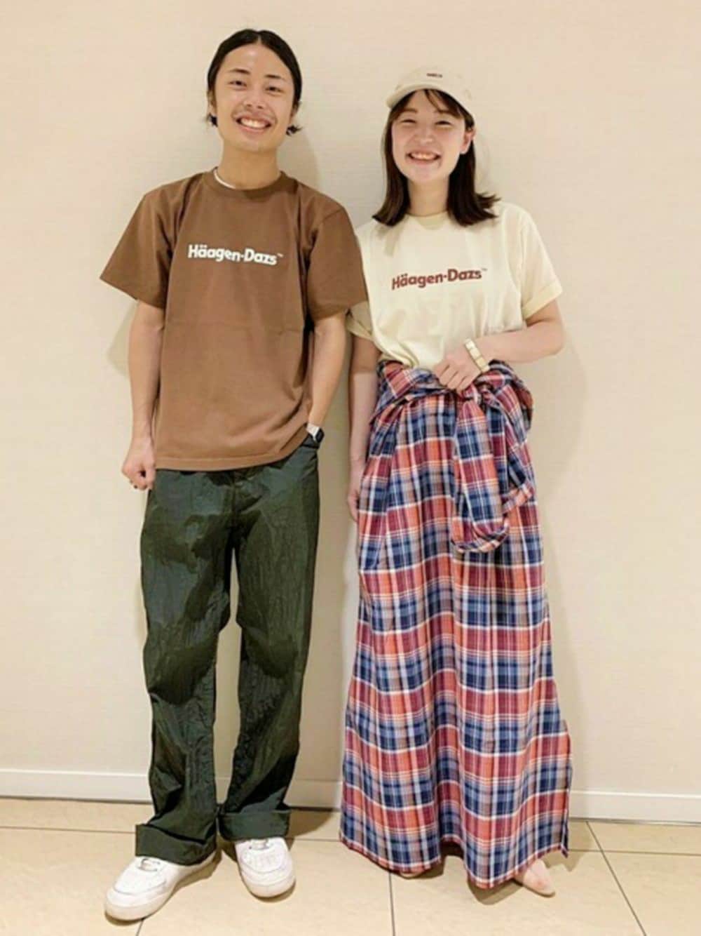 ホワイト系のTシャツ/カットソー、ブラウン系のTシャツ/カットソー、ホワイト系のキャップを着用したレディースの夏コーディネートの1枚目の写真