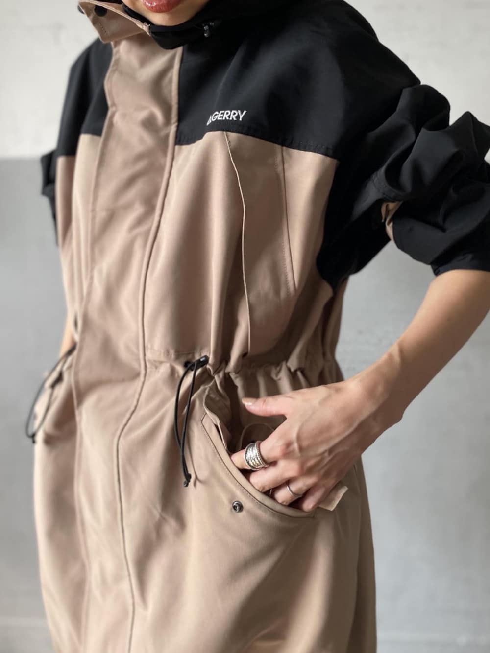 ベージュ系のマウンテンパーカーを着用したレディースの秋コーディネートの1枚目の写真