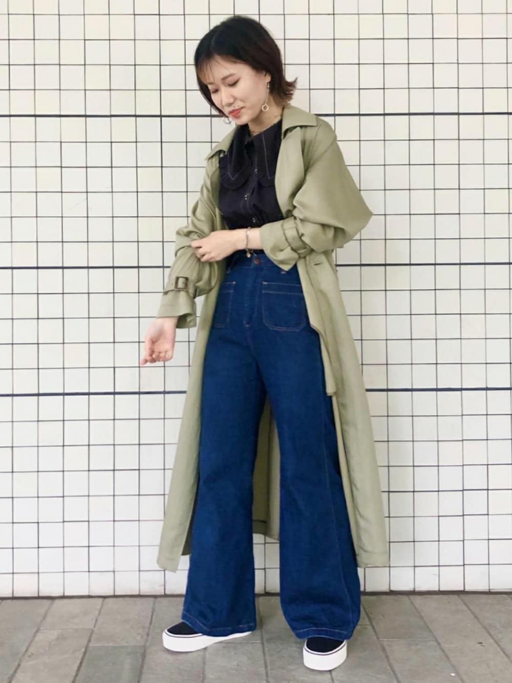 「コート、デニム、トレンチコート、デニムパンツ、アダムエロペ(ADAM ET ROPE')、コートスタイル、フレアパンツ、Adam et Rope'、フレアデニム、スタッフセンバツ」｜「ADAM ET ROPE'の【BIG JOHN for ADAM ET ROPE'】パッチポケットフレアデニム（デニムパンツ、ブルー系）」を使った、ADAM ET ROPE' STAFFさん（レディース・162cm）の秋コーディネートの1枚目の写真