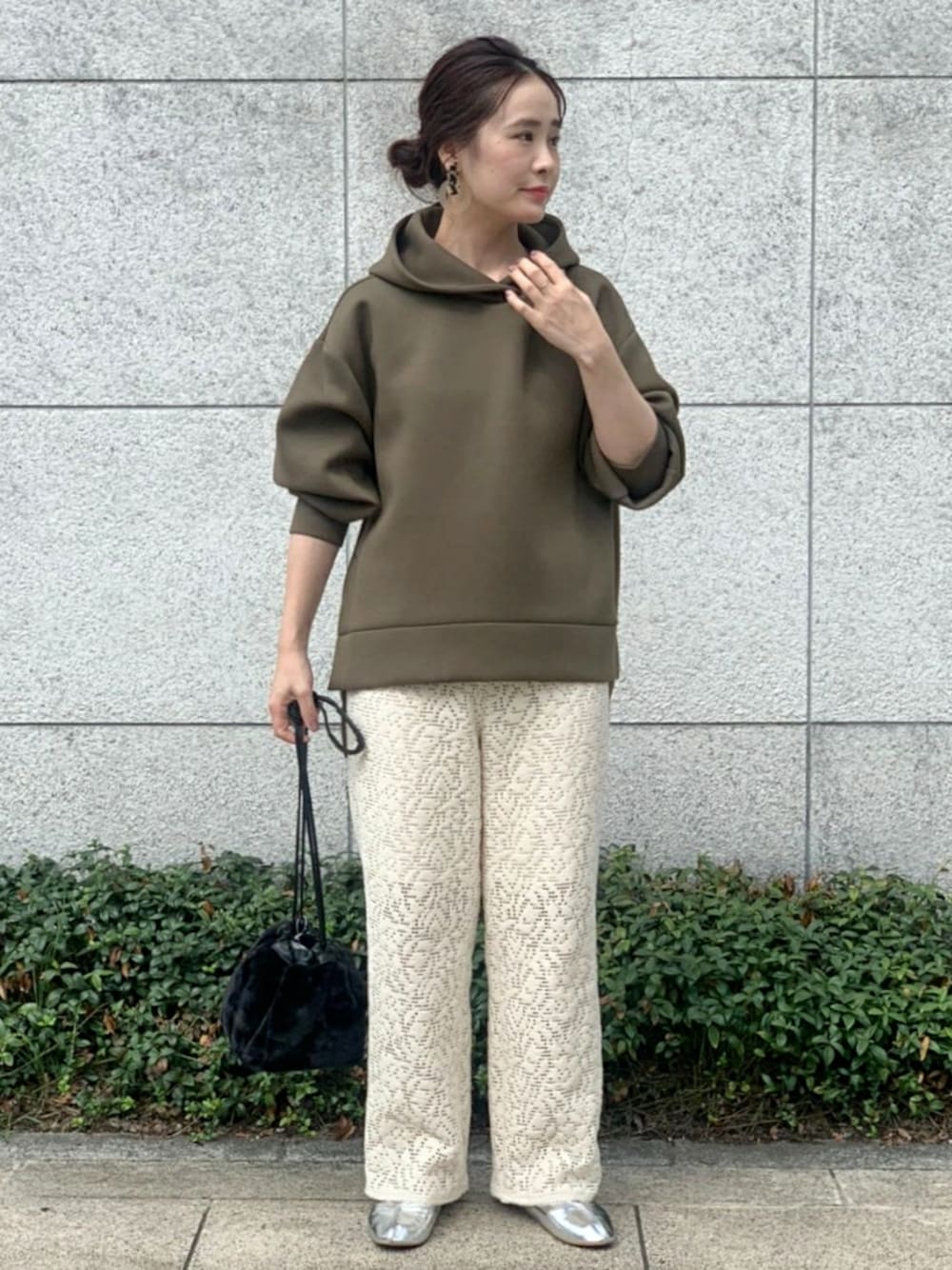 「パーカー、秋のコーデ、レース、カーキ、アダムエロペ(ADAM ET ROPE')、Adam et Rope'、レースパンツ、パーカーコーデ、秋コーデ、スタッフセンバツ」｜「arronの【arron】BOPAN BAG（ショルダーバッグ、ブラック系）」を使った、ADAM ET ROPE' STAFFさん（レディース・158cm）の秋コーディネートの1枚目の写真
