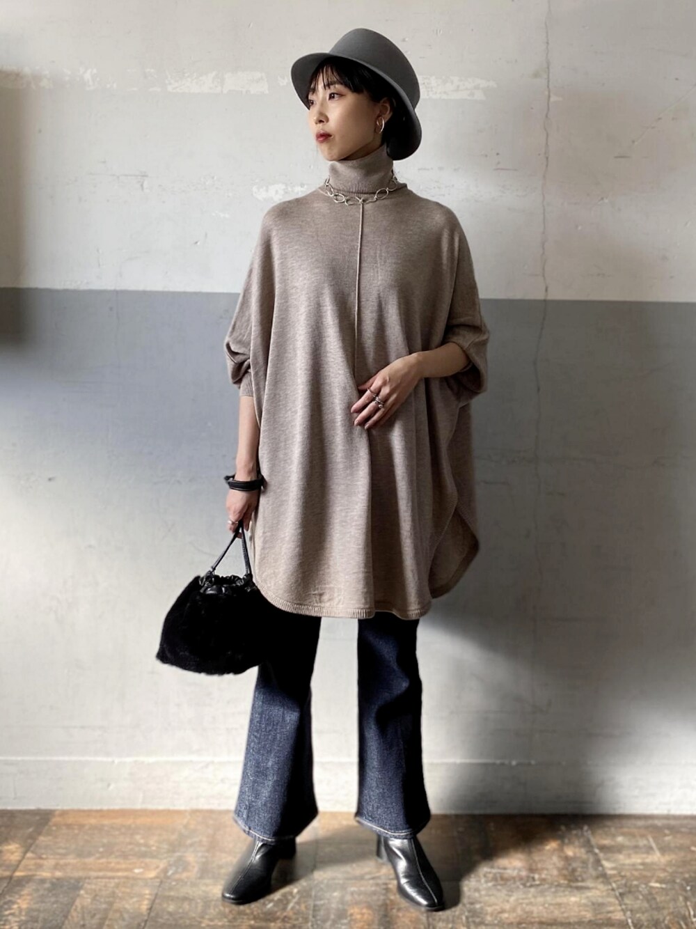 「アダムエロペ(ADAM ET ROPE')、Adam et Rope'、秋のコーデ、秋コーデ、秋服、秋冬コーデ、大人カジュアル、フレアデニム、ファー小物、ショートブーツ」｜「ADAM ET ROPE'の【一部WEB限定】ストレッチショートブーツ（ブーツ、ブラック系）」を使った、ADAM ET ROPE' STAFFさん（レディース・163cm）の秋コーディネートの1枚目の写真