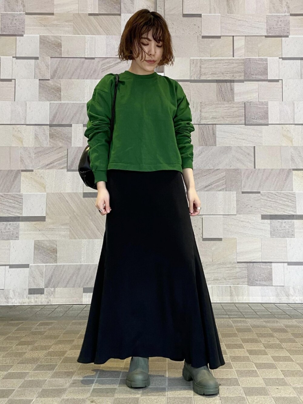 「グリーン、秋のコーデ、CAMBER、アダムエロペ(ADAM ET ROPE')、Adam et Rope'、ナップサック、秋服、ラバーブーツ、グリーンコーデ、秋コーデ」｜「ADAM ET ROPE'のワンショルダー巾着バッグ（ショルダーバッグ、ブラック系）」を使った、ADAM ET ROPE' STAFFさん（レディース・160cm）の秋コーディネートの1枚目の写真