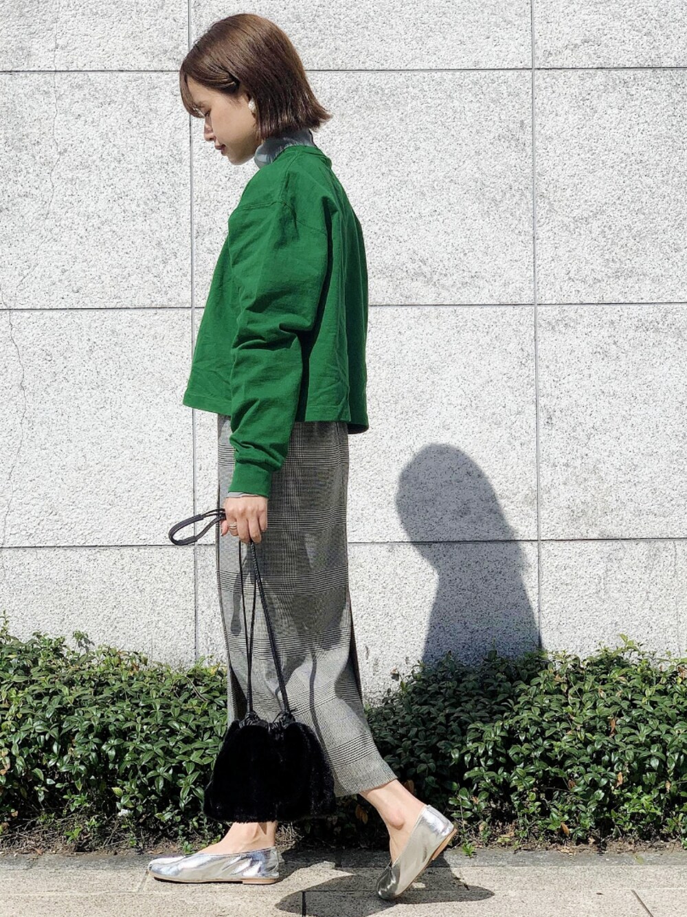 「チェック、タイトスカート、グリーン、フラットシューズ、CAMBER、アダムエロペ(ADAM ET ROPE')、ファー小物、Adam et Rope'、グリーンコーデ、チャイナシューズ」｜「ADAM ET ROPE'のシアーメローシフォンタートル（Tシャツ/カットソー、グリーン系）」を使った、ADAM ET ROPE' STAFFさん（レディース・163cm）の秋コーディネートの1枚目の写真
