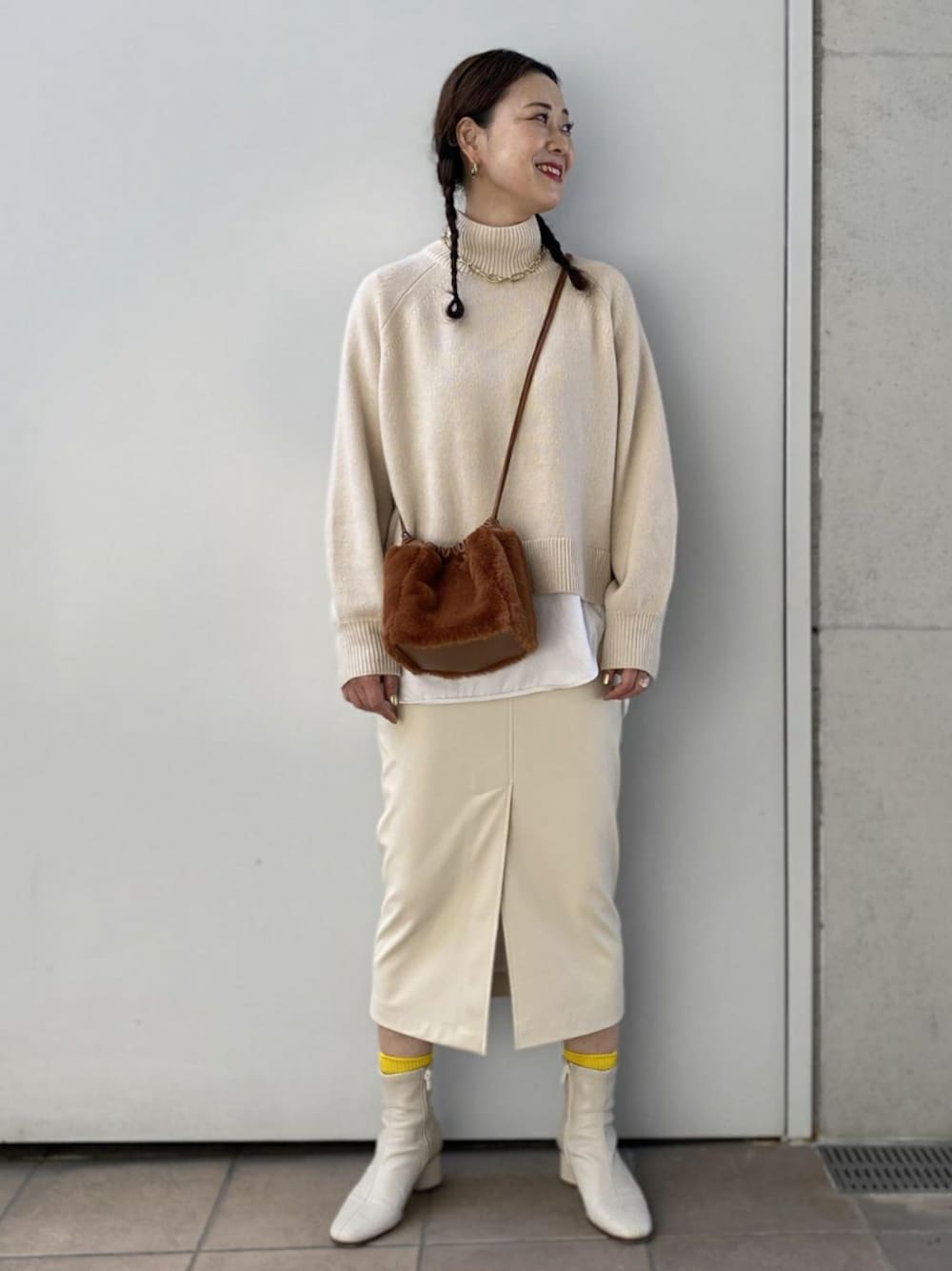 「ワントーンコーデ、ベージュ、ショートブーツ、大人カジュアル、ワントーン、アダムエロペ(ADAM ET ROPE')、ホワイトコーデ、Adam et Rope'、ベージュコーデ、オトナカジュアル」｜「ADAM ET ROPE'のウールクロップドタートルプルオーバー（ニット/セーター、ベージュ系）」を使った、ADAM ET ROPE' STAFFさん（レディース・162cm）の秋コーディネートの1枚目の写真
