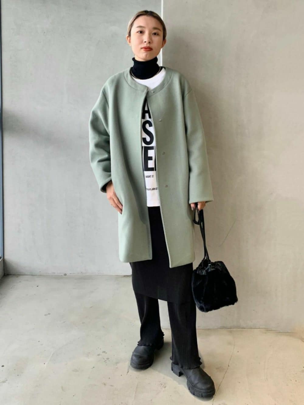 「コート、大人カジュアル、ノーカラーコート、２ＷＡＹ、フードコート、アダムエロペ(ADAM ET ROPE')、Adam et Rope'、オトナカジュアル、秋冬コーデ、オトナ女子」｜「ADAM ET ROPE'のアンチピリングリブニットタートル（ニット/セーター、ブラック系）」を使った、ADAM ET ROPE' STAFFさん（レディース・162cm）の秋コーディネートの1枚目の写真