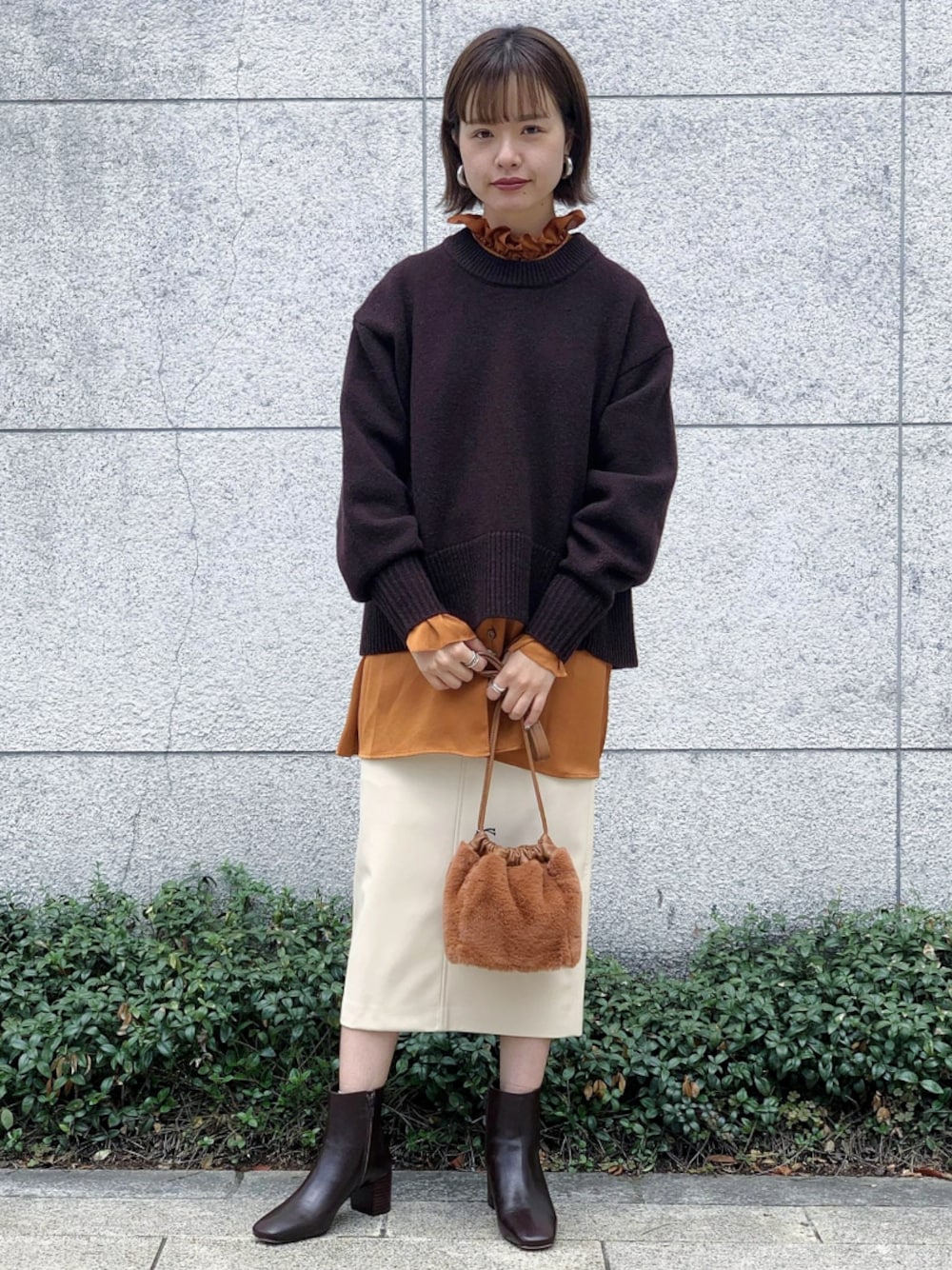 「タイトスカート、ニット、レイヤード、レザースカート、レイヤードスタイル、ブラウン、アダムエロペ(ADAM ET ROPE')、Adam et Rope'、ブラウンコーデ、エコレザー」｜「ADAM ET ROPE'の【INもOUTも】フリルカフスチュニックブラウス（シャツ/ブラウス、ブラウン系）」を使った、ADAM ET ROPE' STAFFさん（レディース・163cm）の秋コーディネートの1枚目の写真