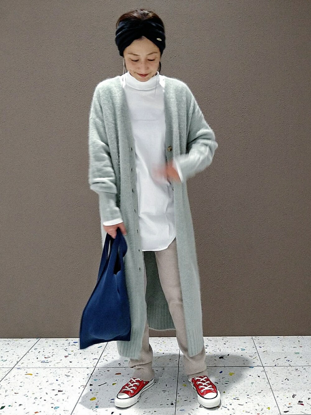 グリーン系のワンピース、ベージュ系のその他パンツ、ホワイト系のTシャツ/カットソーを着用したレディースの秋コーディネートの1枚目の写真