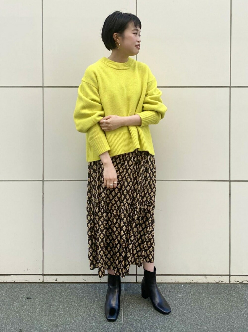 「ニット、ショートブーツ、レイヤードスタイル、大人カジュアル、イエローニット、アダムエロペ(ADAM ET ROPE')、Adam et Rope'、イエローコーデ、オトナカジュアル、秋冬コーデ」｜「ADAM ET ROPE'のタスマニアウールフォルムニット（ニット/セーター、イエロー系）」を使った、ADAM ET ROPE' STAFFさん（レディース・164cm）の秋コーディネートの1枚目の写真