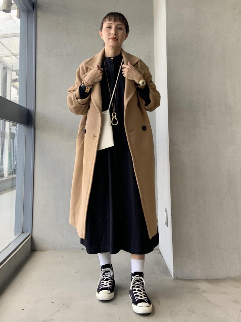 「コート、チェスターコート、ショルダーバッグ、オーバーサイズ、ロングコート、アダムエロペ(ADAM ET ROPE')、コートスタイル、Adam et Rope'、秋冬、秋冬コーデ」｜「ADAM ET ROPE'のオーバーチェスターコート（チェスターコート、イエロー系）」を使った、ADAM ET ROPE' STAFFさん（レディース・166cm）の秋コーディネートの1枚目の写真