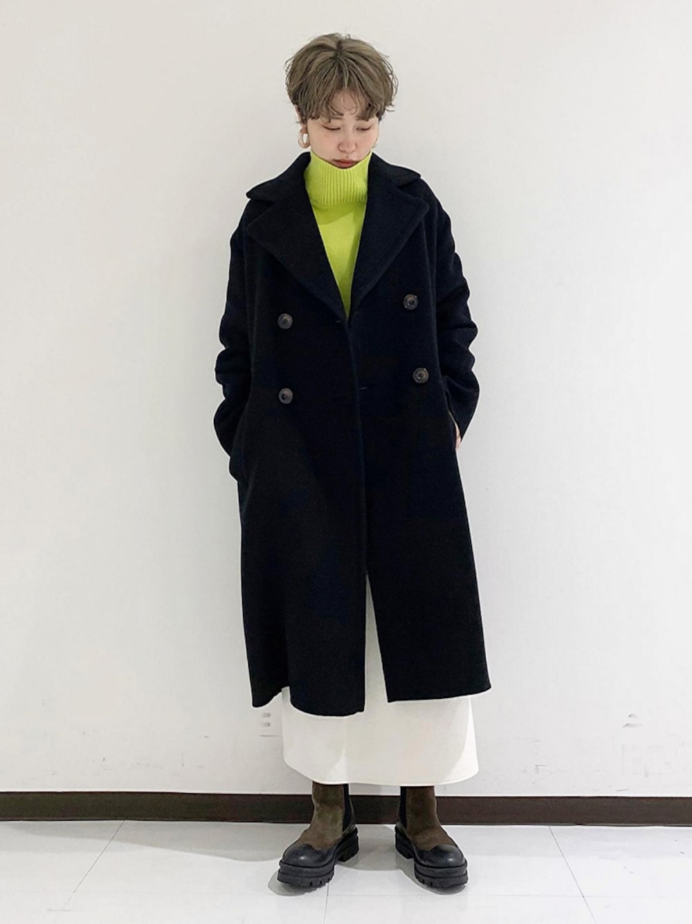 「コート、ロングコート、アダムエロペ(ADAM ET ROPE')、コートスタイル、Adam et Rope'」｜「ADAM ET ROPE'のウールクロップドタートルプルオーバー（ニット/セーター、グリーン系）」を使った、ADAM ET ROPE' STAFFさん（レディース・159cm）の秋コーディネートの1枚目の写真