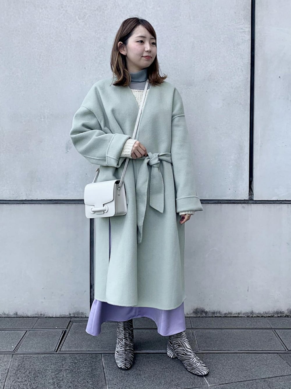 「コート、ショートブーツ、ロングコート、ロングスカート、ノーカラーコート、ミントグリーン、ラベンダー、アダムエロペ(ADAM ET ROPE')、コートスタイル、Adam et Rope'」｜「ADAM ET ROPE'の【INもOUTも】バックスリットサテンスカート（スカート、パープル系）」を使った、ADAM ET ROPE' STAFFさん（レディース・157cm）の冬コーディネートの1枚目の写真