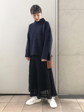 「ADAM ET ROPE'（アダムエロペ）のシアーニットプリーツスカート（スカート）」を使った、ADAM ET ROPE' STAFFさん（レディース・165cm）の冬コーディネート