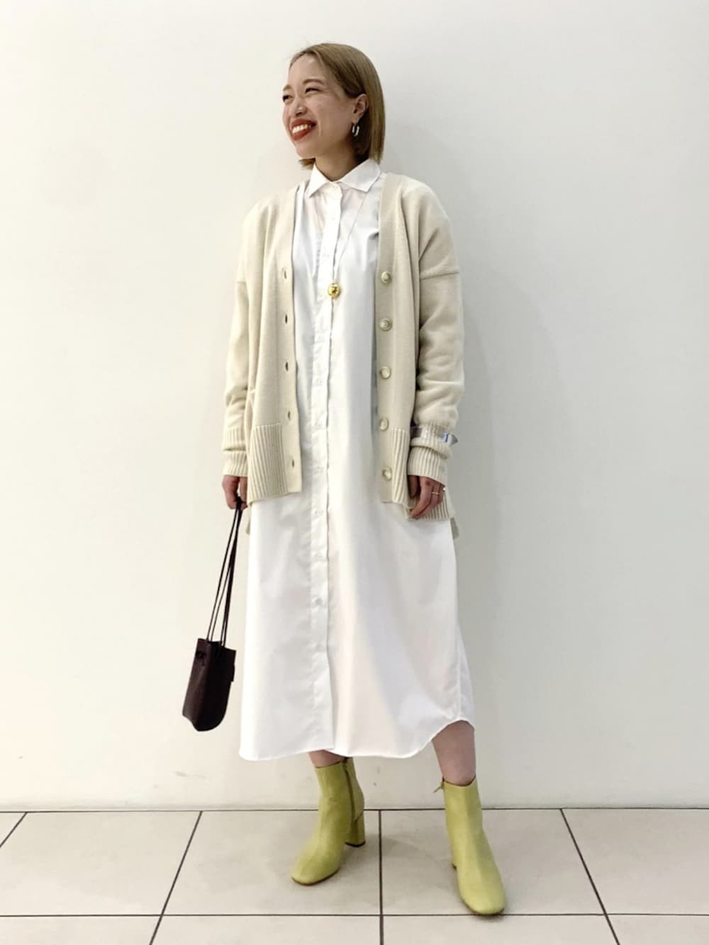 「カーディガン、ホワイト、ニットカーディガン、シャツワンピース、シャツワンピ、カラーブーツ、アダムエロペ(ADAM ET ROPE')、ホワイトコーデ、Adam et Rope'、オトナカジュアル」｜「ADAM ET ROPE'のブロックヒールミディ丈ブーツ（ブーツ、グリーン系）」を使った、ADAM ET ROPE' STAFFさん（レディース・163cm）の冬コーディネートの1枚目の写真