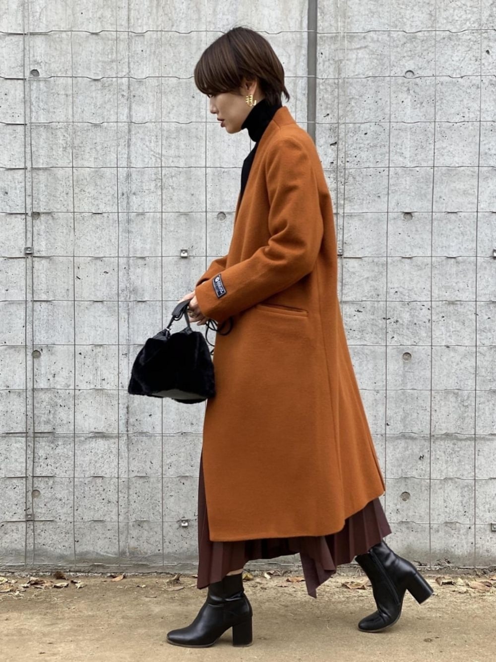 「コート、ブーツ、ショートブーツ、ロングコート、キャメル、ブラウン、キャメルアウター、アダムエロペ(ADAM ET ROPE')、コートスタイル、Adam et Rope'」｜「ADAM ET ROPE'の【WEB限定】SUPER100’sハイネックチェスターコート（ジャケット/アウター、ベージュ系）」を使った、ADAM ET ROPE' STAFFさん（レディース・158cm）の冬コーディネートの1枚目の写真