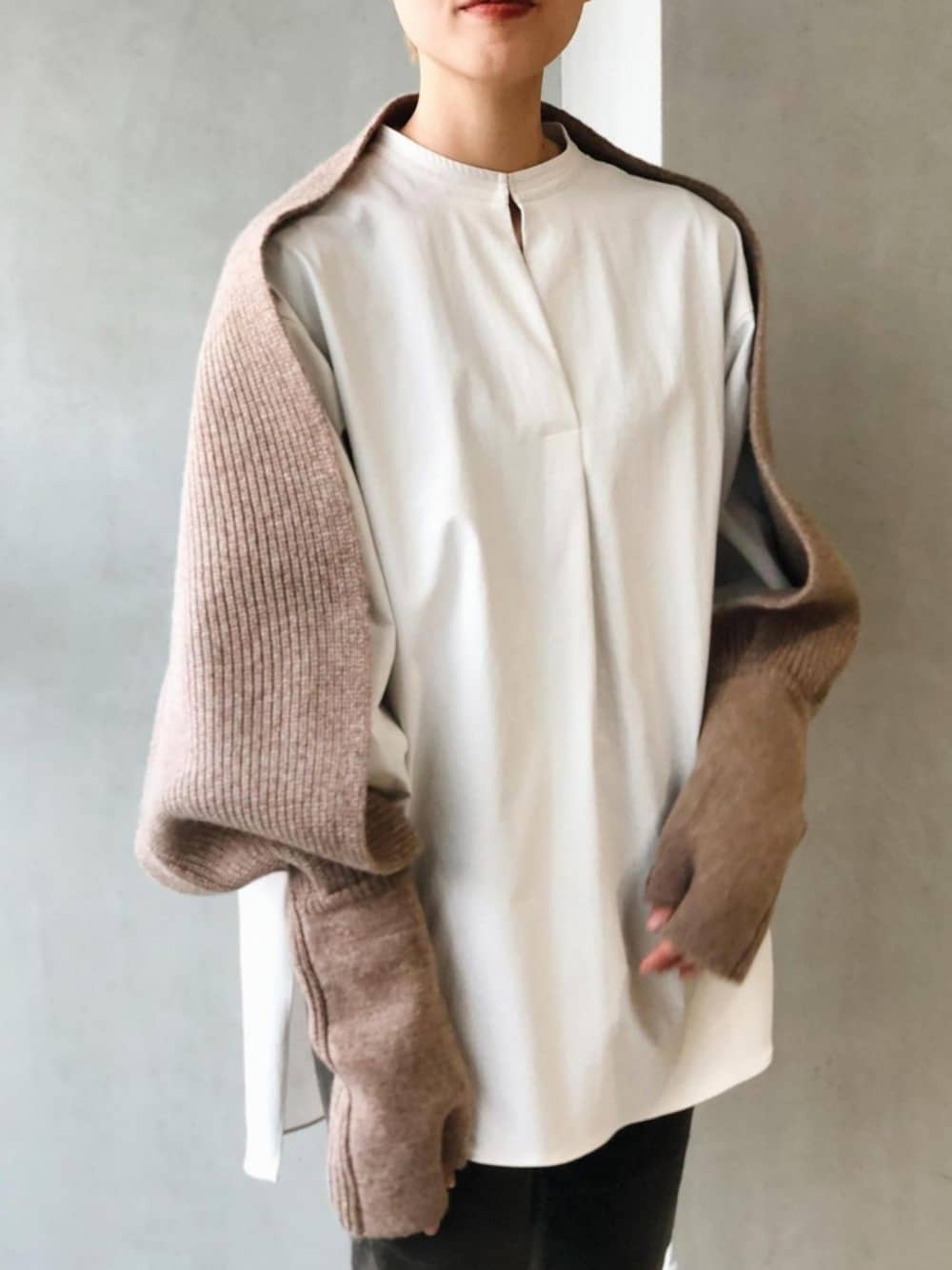 ホワイト系のシャツ/ブラウス、ベージュ系の手袋を着用したレディースの冬コーディネートの1枚目の写真