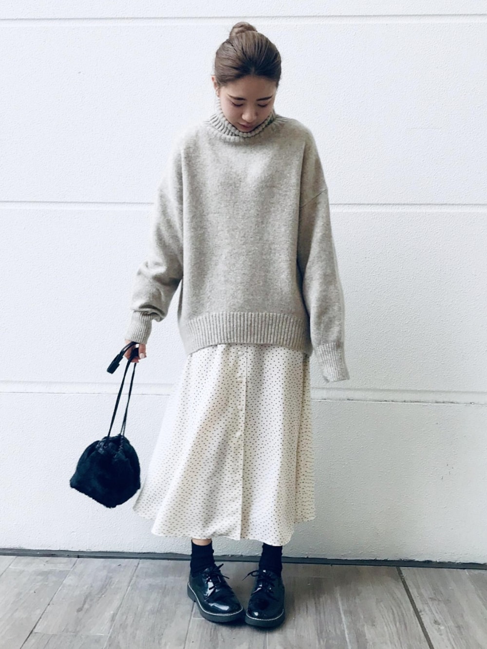 「アダムエロペ(ADAM ET ROPE')、Adam et Rope'、タートルネック、タートルネックニット、レイヤードスタイル、レイヤード、柄ワンピース、ゆるコーデ、冬コーデ、私の推しブランド」｜「ADAM ET ROPE'の【アウトレット店舗・WEB限定】ウール混ソフト天竺タートル（ニット/セーター、ベージュ系）」を使った、ADAM ET ROPE' STAFFさん（レディース・158cm）の冬コーディネートの1枚目の写真