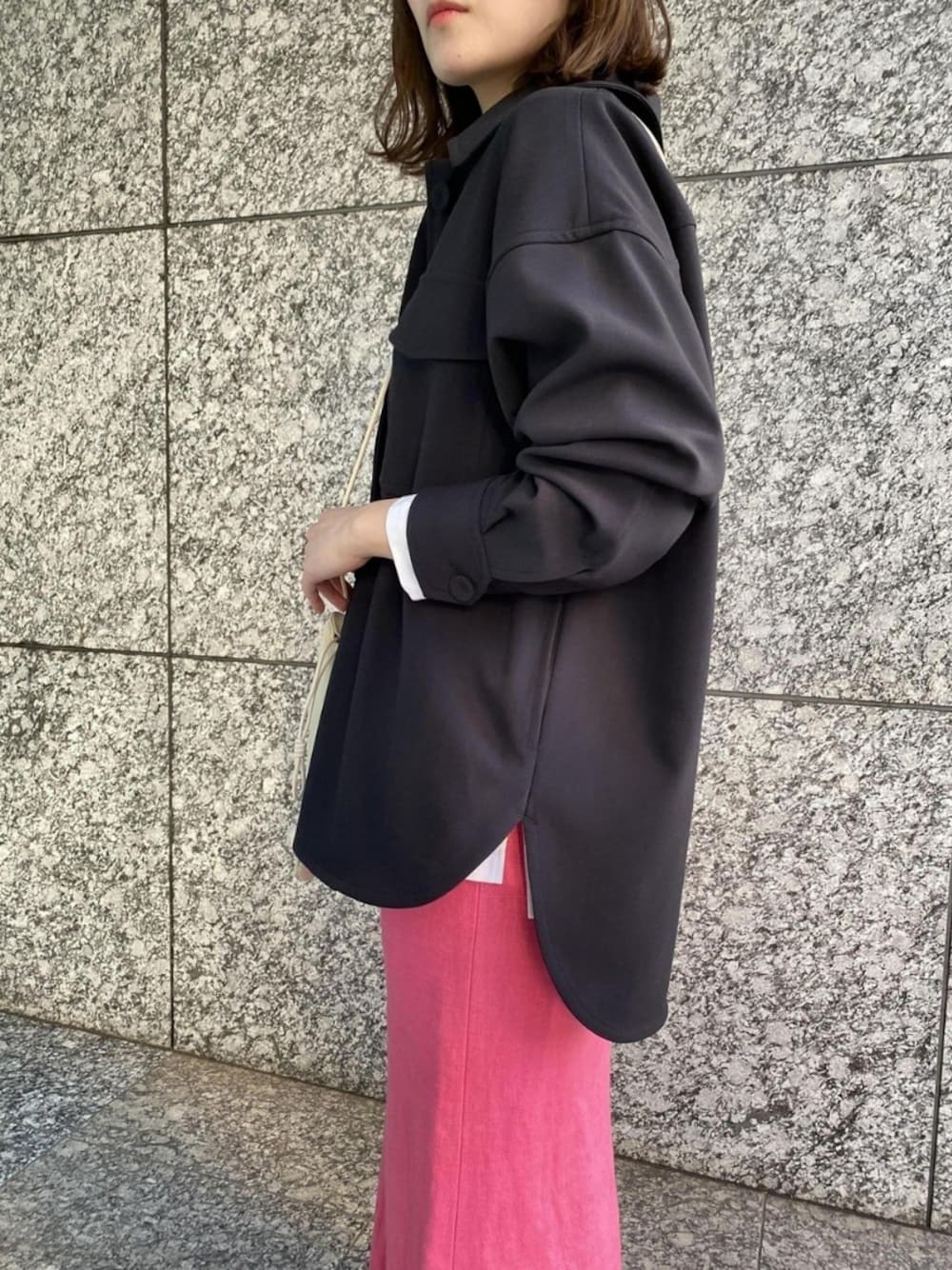 ブルー系のその他アウター、ピンク系のスカートを着用したレディースの冬コーディネートの1枚目の写真