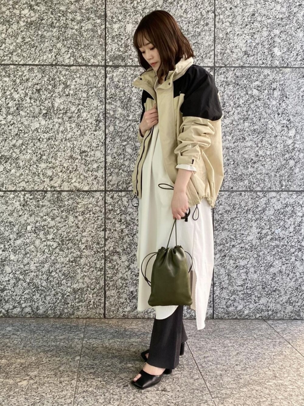 「マウンテンパーカー、カジュアル、大人カジュアル、シャツワンピ、アダムエロペ(ADAM ET ROPE')、春、Adam et Rope'、春コーデ、オトナカジュアル、GERRY」｜「GERRYの【GERRY】2WAYフードブルゾン（マウンテンパーカー、ベージュ系）」を使った、ADAM ET ROPE' STAFFさん（レディース・160cm）の冬コーディネートの1枚目の写真