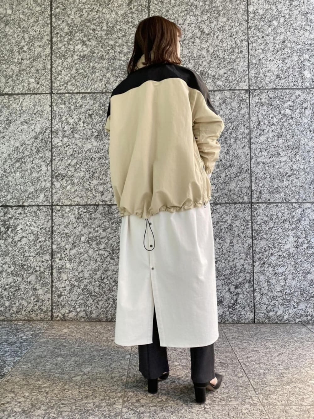 「マウンテンパーカー、シャツワンピース、大人カジュアル、シャツワンピ、アダムエロペ(ADAM ET ROPE')、Adam et Rope'、春コーデ、淡色コーデ、オトナカジュアル、GERRY」｜「GERRYの【GERRY】2WAYフードブルゾン（マウンテンパーカー、ベージュ系）」を使った、ADAM ET ROPE' STAFFさん（レディース・160cm）の冬コーディネートの1枚目の写真