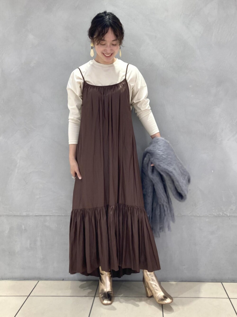 ベージュ系のトップス、その他のブーツ、ブラウン系のワンピース/ドレスを着用したレディースの冬コーディネートの1枚目の写真